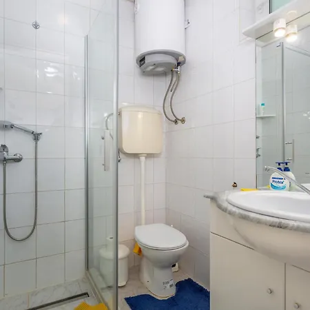 1 Bedroom Lovely In Malinska