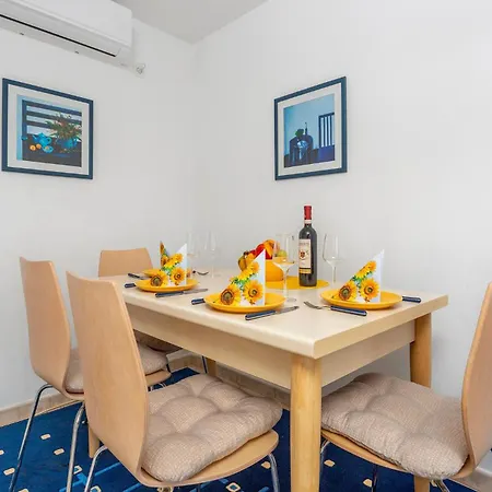 1 Bedroom Lovely In Apartament *